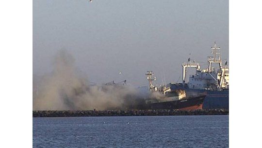 Pesquero coreano ardió por más de 12 horas en el Puerto