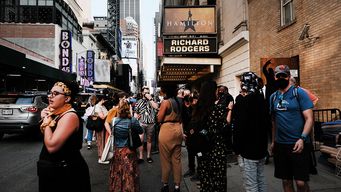 broadway ha vuelto: neoyorquinos celebran el regreso de sus exitosos shows