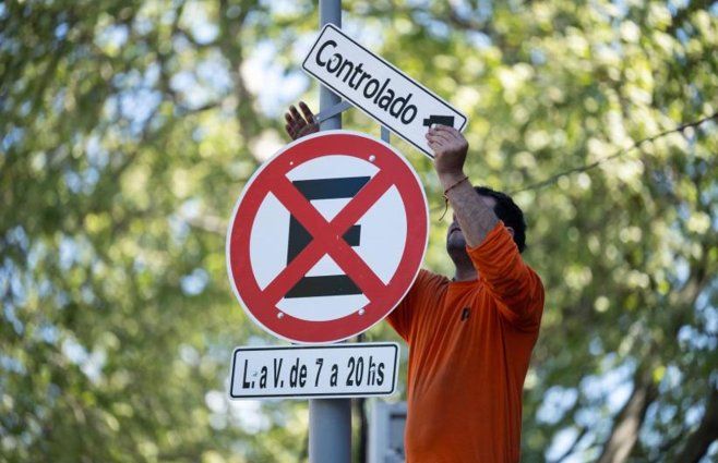 Nuevos carteles de prohibido estacionar en zona controlada por cámaras. Foto: Intendencia de Montevideo.