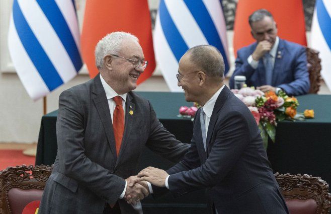 Lubetkin firma uno de los acuerdos entre Uruguay y China. Foto: Presidencia.