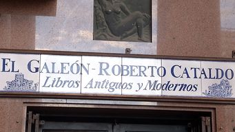 la historica libreria el galeon, fundada por el coleccionista roberto cataldo, tiene libros hasta del siglo xvi