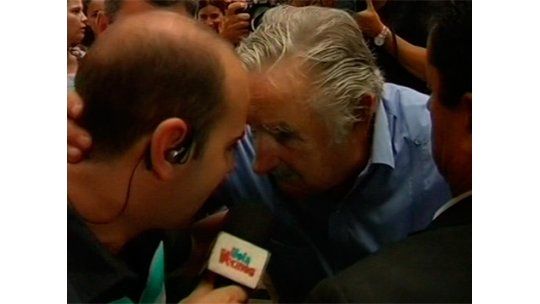 El manotazo del presidente al periodista de Hola Vecinos