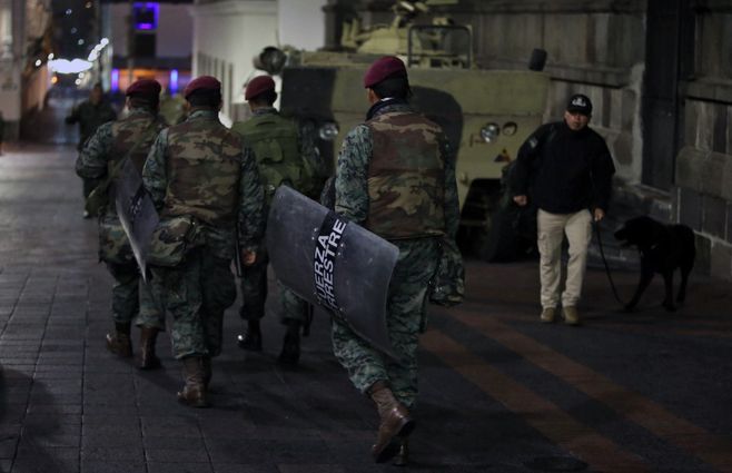 Los soldados se desplegaron en el centro de Quito el 6 de octubre de 2019 luego de días de protestas contra el fuerte aumento de los precios del combustible. Autoridades desecharon los subsidios como parte de un acuerdo firmado en marzo con el Fondo Monetario Internacional (FMI) para obtener préstamos a pesar de alta deuda pública.