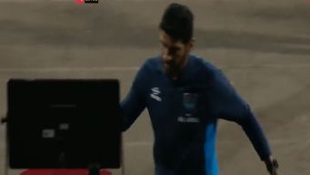 ?el loco? sebastian abreu destrozo de un golpe el monitor del var