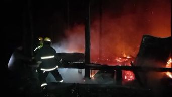 incendio de chimenea causo perdidas totales en cabana de madera de la pedrera