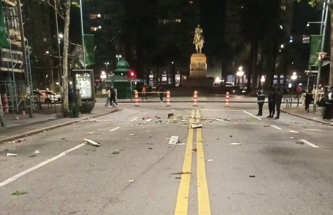 Foto cedida a Subrayado. Objetos sobre 18 de Julio, tirados desde el Palacio Salvo.