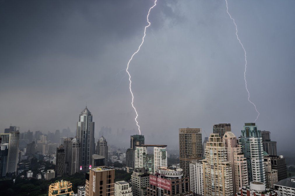 Relámpagos caen en edificios durante una tormenta eléctrica en Bangkok 