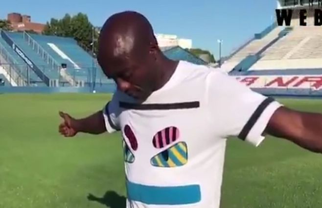 Pierre Webo celebrando en el Parque Central el aniversario 119 de Nacional