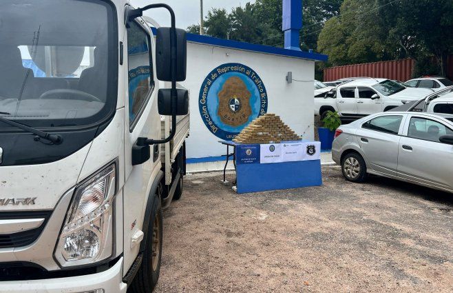Foto: Subrayado. Droga incautada en Tacuarembó, y el camión que fue utilizado para trasladarla.