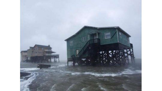 Asciende a tres el número de muertos por huracán Irene en EE.UU