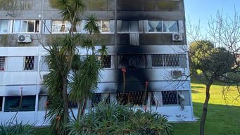 Incendio en apartamento del complejo Euskal Erría. Foto: Silvana Goicoechea, periodista de Subrayado.