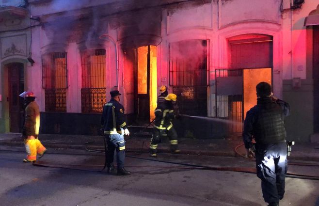 Incendio-isla-de-flores-y-zelmar-michelini.jpg