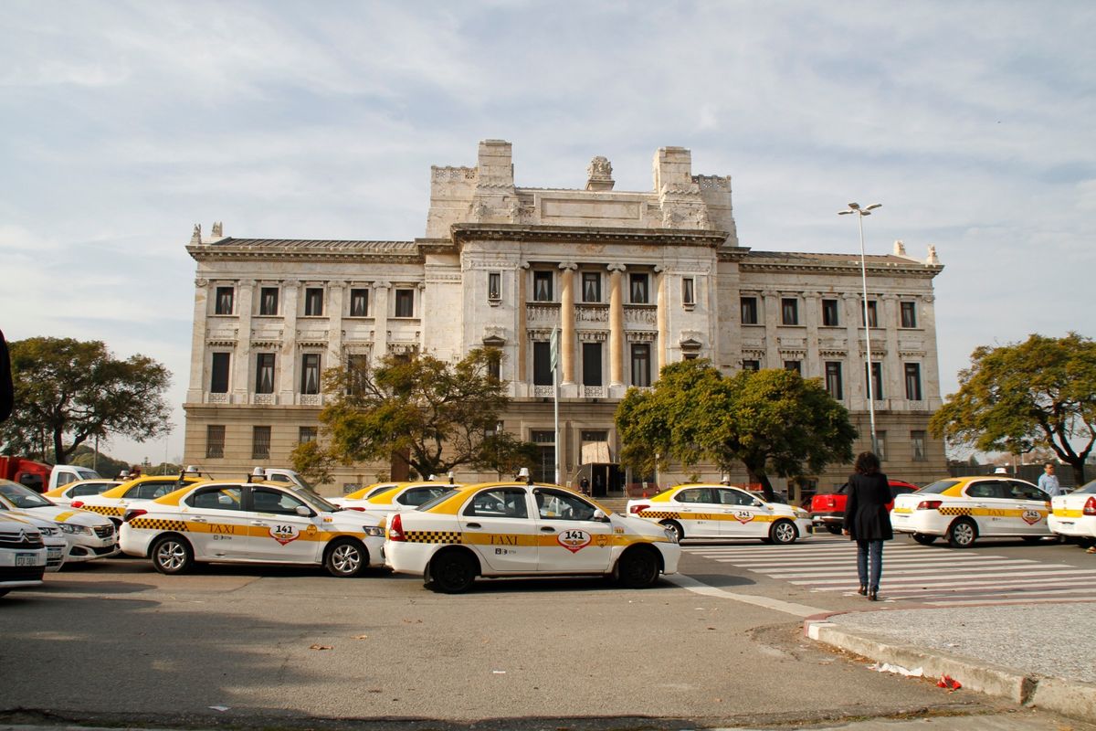 Taxistas se manifestaron este jueves frente al Parlamento en Montevideo.&nbsp;