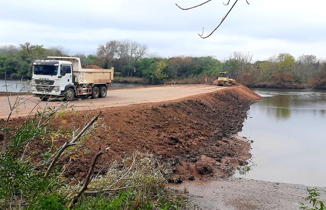 La nueva represa sobre el río Santa Lucía. Foto: Marcelo Auyanet, Subrayado.