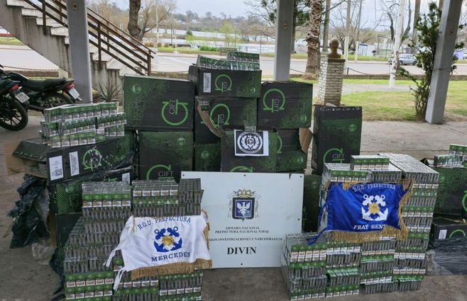 Los cigarrillos que llevaba el hombre que terminó con hipotermia en Mercedes. Foto: Prefectura, Armada Nacional.
