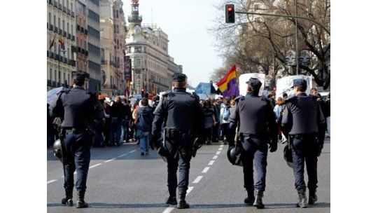 Estudiantes y trabajadores se manifiestan contra recortes