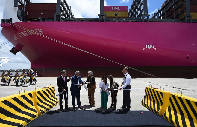 El portacontenedores en el puerto de Montevideo. Foto: FocoUy