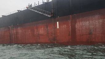 un marinero chino de 29 anos fue rescatado de un buque de carga tras sufrir un preinfarto