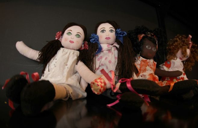 Imagen de muñecas de trapo hechas por la víctima de la guerra colombiana Paulina Mahecha, cuya hija María Cristina Cobo fue violada, asesinada y desmembrada por fuerzas paramilitares en 2004,