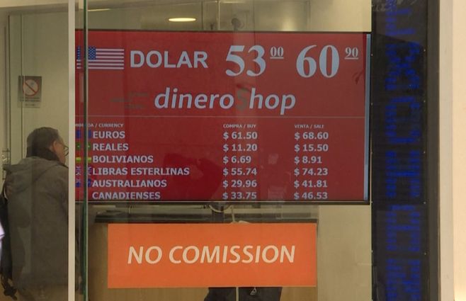 Foto: el dólar en Argentina saltó a 60 pesos tras las elecciones internas del domingo.