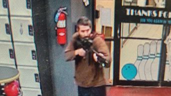 un hombre ataco con un rifle varios comercios y mato a 22 personas