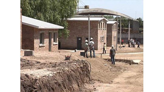 Ministerio de Vivienda entregó casas a 11 familias