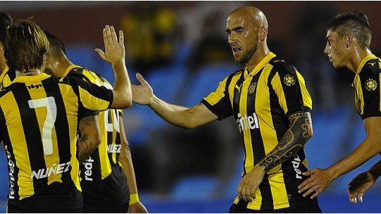 Peñarol venció 1-0 a Cerro Porteño y ganó la primera copa de verano