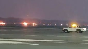el salvador: avion en llamas aterrizo de emergencia y dejo estela de fuego en la pista