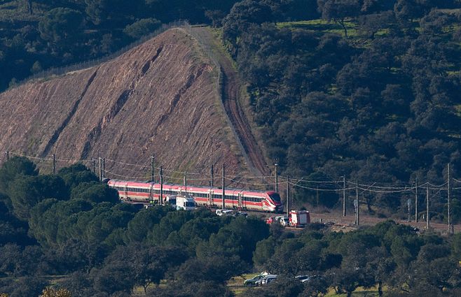 Foto: AFP. Choque de trenes causa decenas de muertos en España.&nbsp;