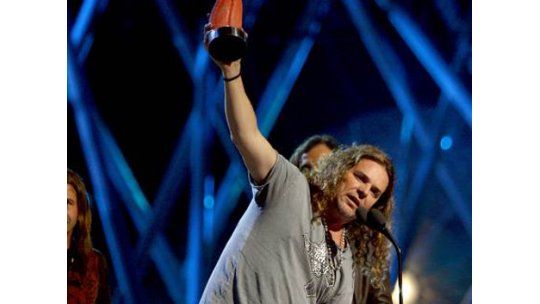 Cantante del grupo Maná se cayó del escenario