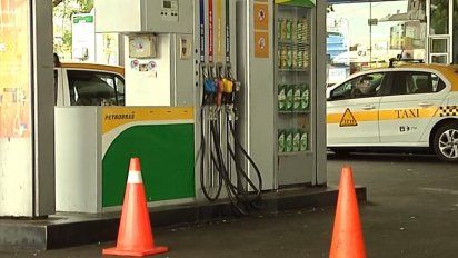 no solo deja el gas: petrobras negocia su red de estaciones