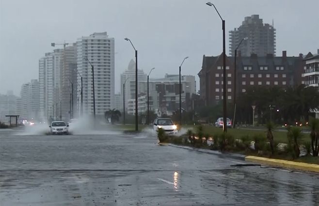 lluvias-autos-transito-punta-del-este.jpg