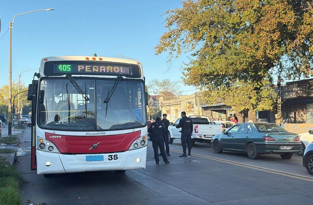 Ómnibus atropelló a una adolescente de 17 años en Camino Maldonado y la dejó grave