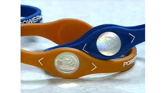 Quiebra Power Balance y reconocen que pulseras no tenían efectos