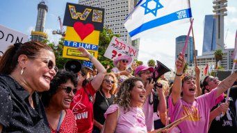 Israelíes celebran en Tel Avivi, en la plaza de los rehenes. Foto: AFP.