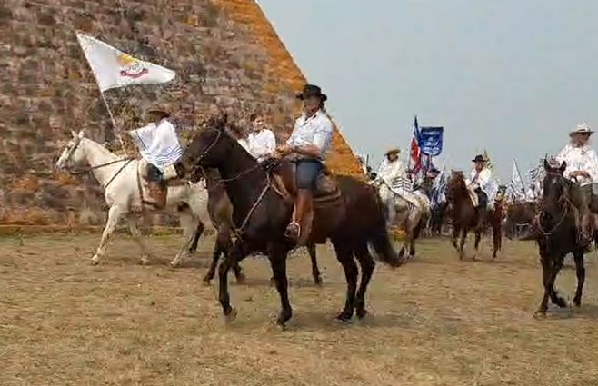 Lacalle-Pou-meseta-de-Artigas-Pablo-Blanc.jpg