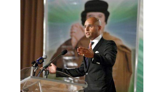 CNN y BBC aseguran que el hijo de Gadafi sigue libre