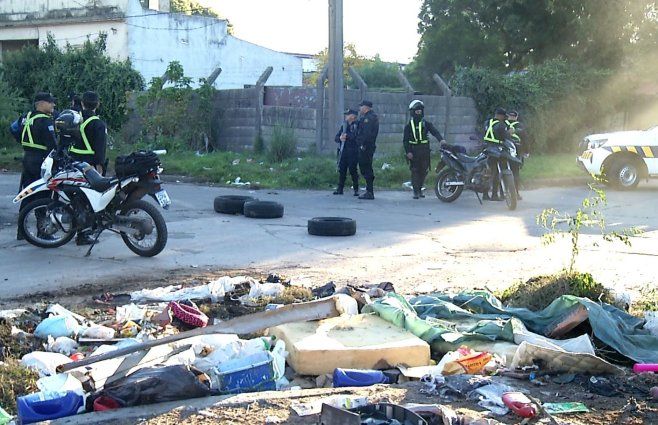 Foto: Subrayado. Policía trabaja en la escena de la balacera, en barrio Ituzaingó.