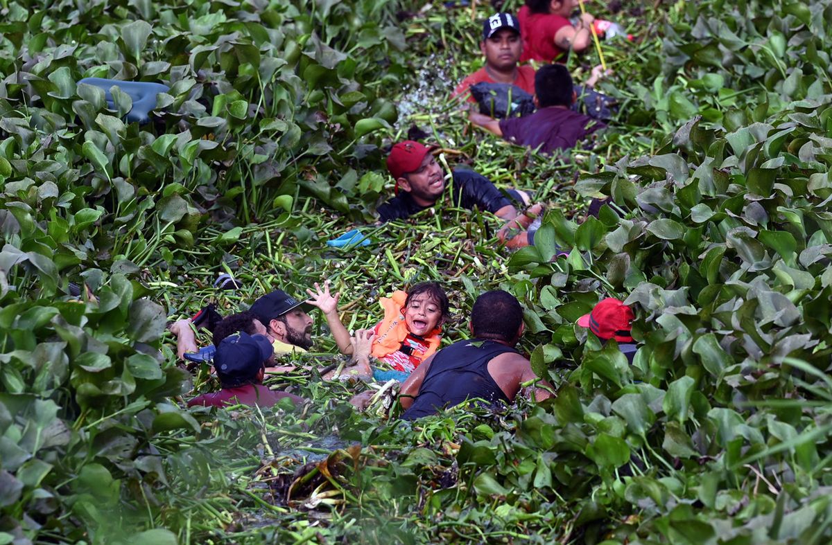 Migrantes cruzan por las orillas del río Bravo hacia Estados Unidos, vista desde Matamoros, estado de Tamaulipas, México, el 9 de mayo de 2023.