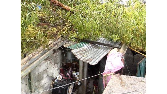 Voló techo de casa precaria con cuatro menores adentro