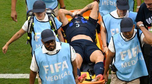 Foto: AFP. Manuel Ugarte sale lesionado en el partido ante España el 26 de junio de 2026.