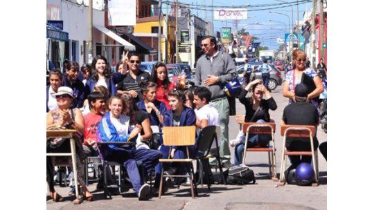 Padres y docentes del Liceo N° 2 proponen dar clases en la calle