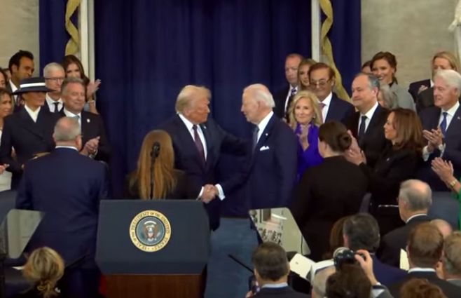 Trump y Biden se saludan en el Capitolio, dando inicio a la ceremonia de traspaso de mando. 