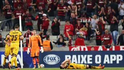 penarol se estreno con derrota 2-0 ante atletico paranaense en la sudamericana