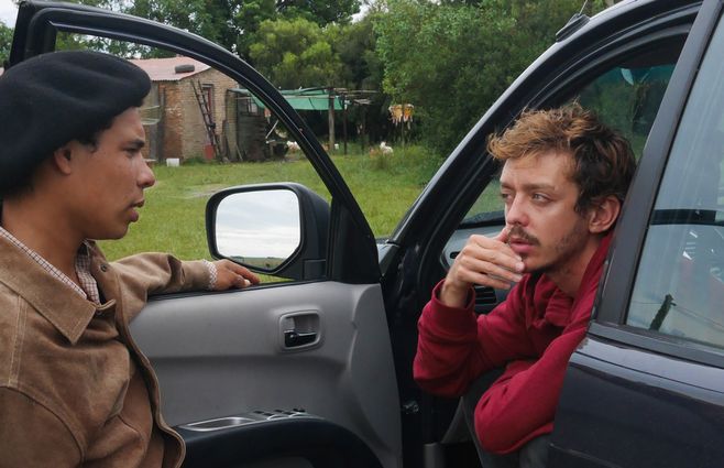 Patrón y empleado, un juego de espejos. El protagonista y el peón interpretado por un actor no profesional