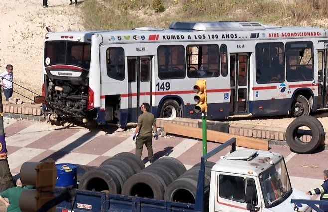 Foto: Subrayado. Ómnibus accidentado en playa de Pocitos el 26 de octubre.