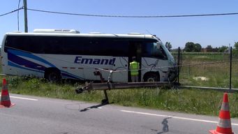 chofer de omnibus con escolares perdio el dominio y choco contra una columna de ute