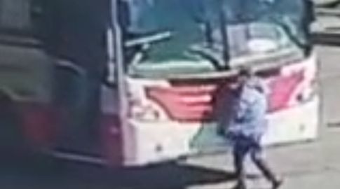 Policía retirado le apuntó con un arma a la conductora de un ómnibus tras accidente en el Intercambiador Belloni