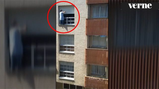 La Spiderman gallega: limpia sus persianas por fuera en un cuarto piso