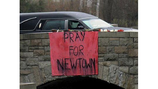 Newtown inició la difícil tarea de enterrar a las víctimas
